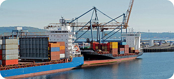 在阿巴斯港卸货/装船